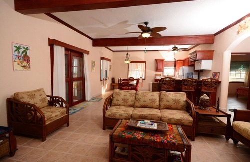 San Pedro Casa | Casa rústica del Caribe con 115 pies de Pristine Caribbean Beach con 250 'Dock