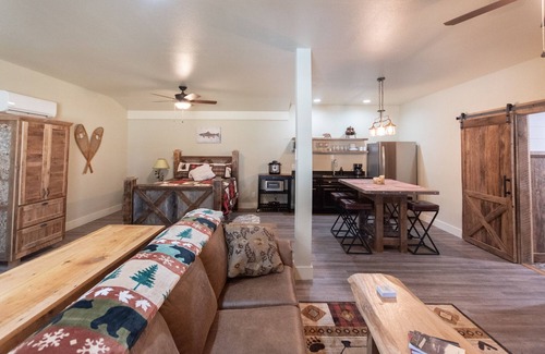 Franklin Cabina | Rustic, One Bedroom Cabin, Starlink Wi-Fi, Hot Tub, Firepit