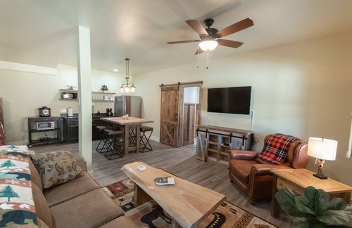 Franklin Cabina | Rustic, One Bedroom Cabin, Starlink Wi-Fi, Hot Tub, Firepit