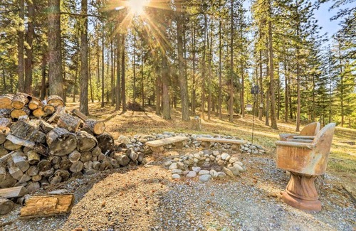 Post Falls Casa | Rustic Post Falls Cabin Family Friendly!