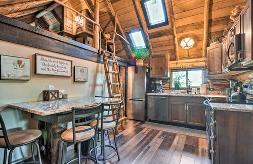 Post Falls Casa | Rustic Post Falls Cabin Family Friendly!