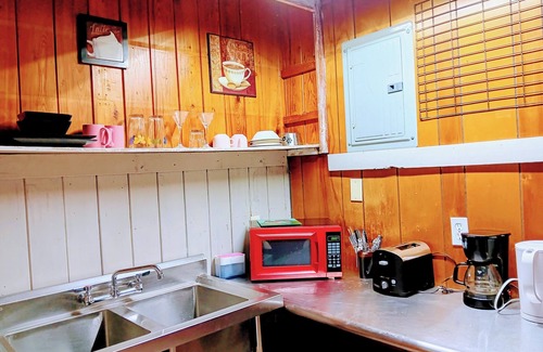 Tropic Apartamento | Rustic private apt. "bar" @ Eau Gallie Downtown & 5 minutes to Melbourne Beach.