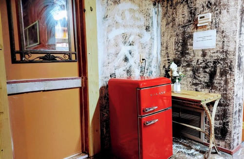 Tropic Apartamento | Rustic private apt. "bar" @ Eau Gallie Downtown & 5 minutes to Melbourne Beach.