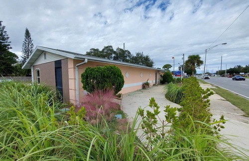 Tropic Apartamento | Rustic private apt. "bar" @ Eau Gallie Downtown & 5 minutes to Melbourne Beach.