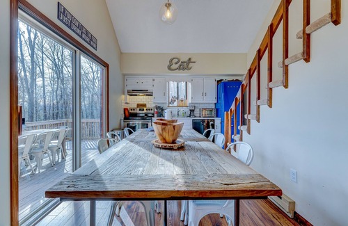 Stroudsburg Cabina | Rustic Private Cabin Outdoor Hot tub w/ Lake View
