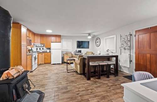 Littlerock Casa | Rustic Private Cottage w/ King Bed & HiSpeed Wi-Fi