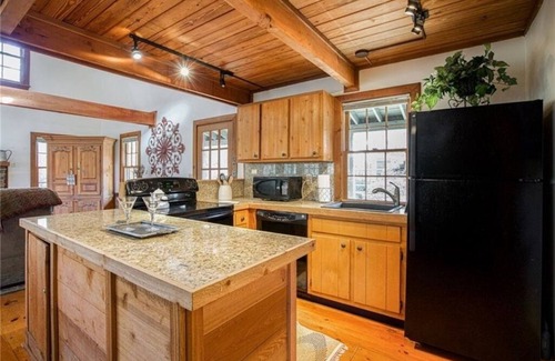 Big Canoe Casa | Rustic, Private, Cozy Cabin Getaway in Mountains of Big Canoe