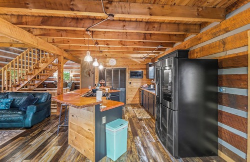 Mohawk Casa | Rustic & private log cabin in East Tennessee (dogs allowed!)