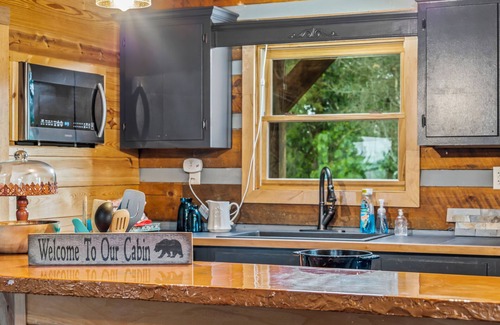 Mohawk Casa | Rustic & private log cabin in East Tennessee (dogs allowed!)