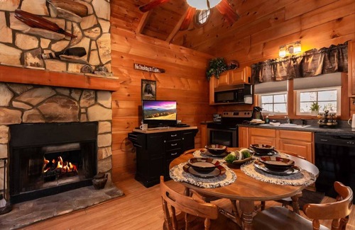 Sautee Nacoochee Cabina | Rustic Private Couples Cabin 1 BR Hot Tub, Pet Friendly, 6 mi. to Helen, WiFi