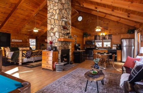 Sautee Nacoochee Cabina | Rustic Private Couples Cabin 1 BR Hot Tub, Pet Friendly, 6 mi. to Helen, WiFi