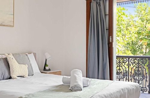 Glebe Casa | Rustic Queen Room in Glebe - Next to USYD - Shared Bathroom