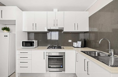 Glebe Casa | Rustic Queen Room in Glebe - Next to USYD - Shared Bathroom
