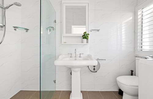 Glebe Casa | Rustic Queen Room in Glebe - Next to USYD - Shared Bathroom