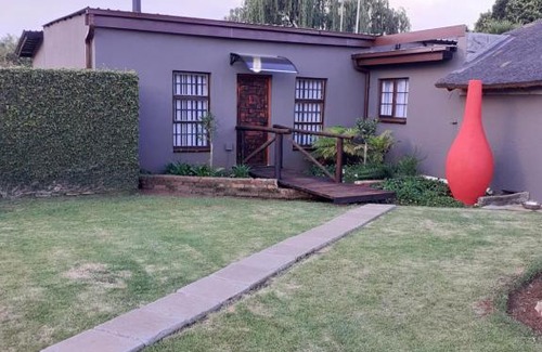 Benoni Casa | Rustic red