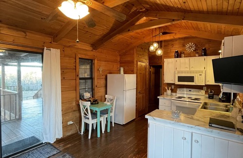 Landrum Cabina | Rustic Refuge- Cabin with Mountain Views see also VRBO #3942030 on Mount Carmel