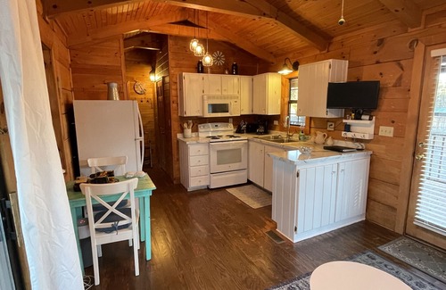 Landrum Cabina | Rustic Refuge- Cabin with Mountain Views see also VRBO #3942030 on Mount Carmel