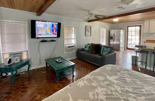 Gulf Park Estates Alquiler De Eote | Rustic Relaxation- A Fisherman’s Dream