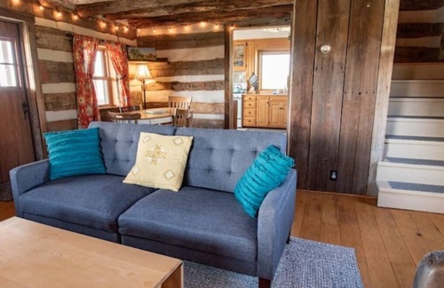 Wooster Otro | Rustic Renovated Cabin w/ King Bed + Pasture Views