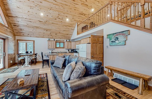 Mercer Cabina | Rustic resort cabin with lake views, deck & access to docks, canoe, paddle boats