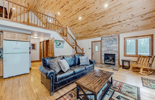 Mercer Cabina | Rustic resort cabin with lake views, deck & access to docks, canoe, paddle boats