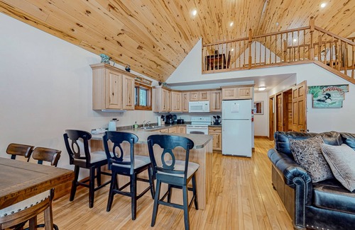 Mercer Cabina | Rustic resort cabin with lake views, deck & access to docks, canoe, paddle boats
