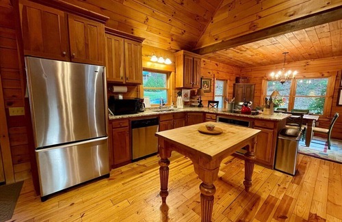 West Jefferson Casa | River Front Cabin, Private Ponds & Hiking Trail-Located at The Barn on New River