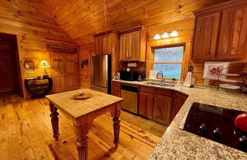 West Jefferson Casa | River Front Cabin, Private Ponds & Hiking Trail-Located at The Barn on New River
