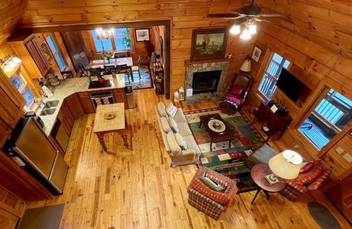 West Jefferson Casa | River Front Cabin, Private Ponds & Hiking Trail-Located at The Barn on New River