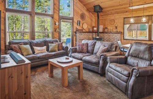 Truckee Casa | Rustic Retreat by Tahoe Getaways - 4BR Tahoe Donner Contemporary Cabin w Forest Views, Pet-Friendly & HOA Amenities