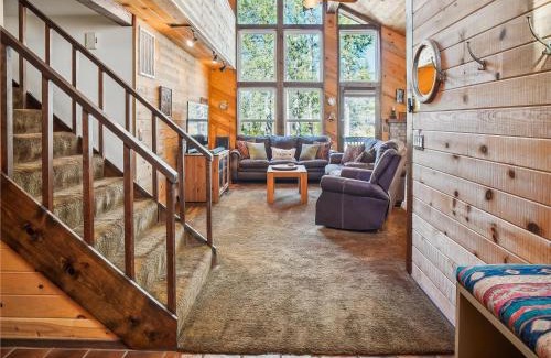 Truckee Casa | Rustic Retreat by Tahoe Getaways - 4BR Tahoe Donner Contemporary Cabin w Forest Views, Pet-Friendly & HOA Amenities