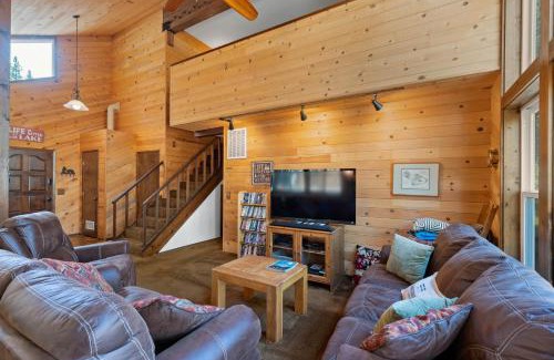 Truckee Casa | Rustic Retreat by Tahoe Getaways - 4BR Tahoe Donner Contemporary Cabin w Forest Views, Pet-Friendly & HOA Amenities