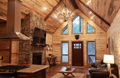 Hochatown Cabina | 2 Bedroom LUXE cabin mins from area attractions, hot tub and more!
