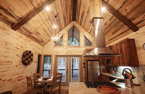 Hochatown Cabina | 2 Bedroom LUXE cabin mins from area attractions, hot tub and more!