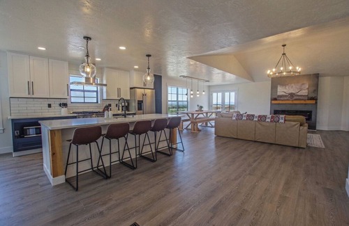 Ellensburg Casa | Rustic retreat for the whole family! HOT TUB, game room. SLEEPS 16+ Valley VIEWS
