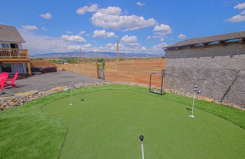 Ellensburg Casa | Rustic retreat for the whole family! HOT TUB, game room. SLEEPS 16+ Valley VIEWS