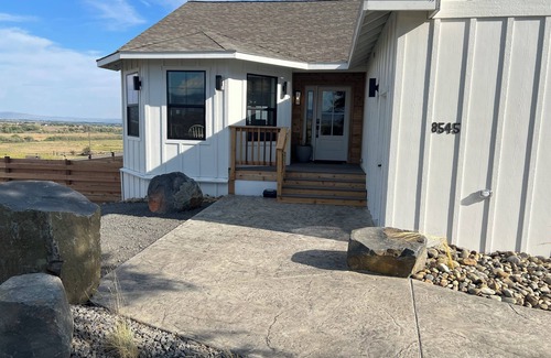 Ellensburg Casa | Rustic retreat for the whole family! HOT TUB, game room. SLEEPS 16+ Valley VIEWS