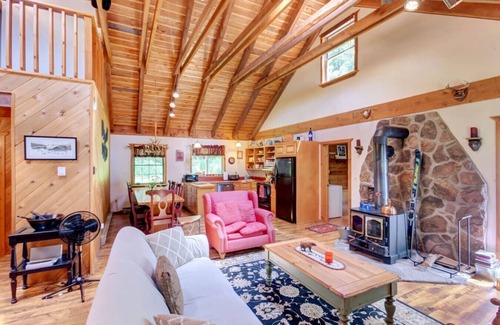 Denver Cabina | Rustic Retreat | Hike, Explore Charming Towns & Unwind