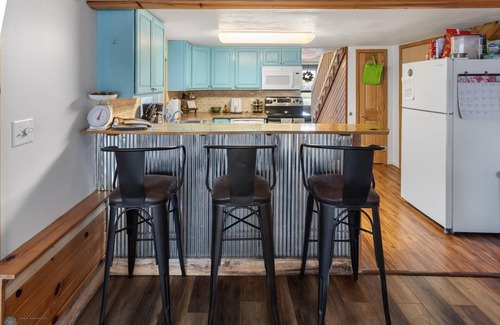 Detroit Lakes Cabina | Rustic Retreat near Shops/Bars/Eats/Beach