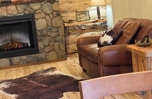 Cavalier Apartamento | Rustic Retreat on Division Ave. in Cavalier, ND Studio Apartment with no stairs!