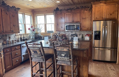 Gainesville Casa | Rustic Retreat on Lake Lanier. 10 Minutes from Gainesville, Georgia.