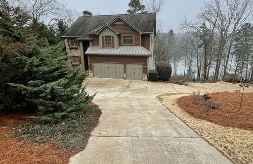 Gainesville Casa | Rustic Retreat on Lake Lanier. 10 Minutes from Gainesville, Georgia.