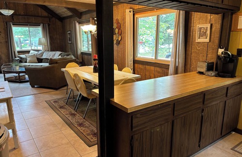 Houghton Lake Cabina | Rustic Retreat- This cabin in the woods is the perfect getaway!