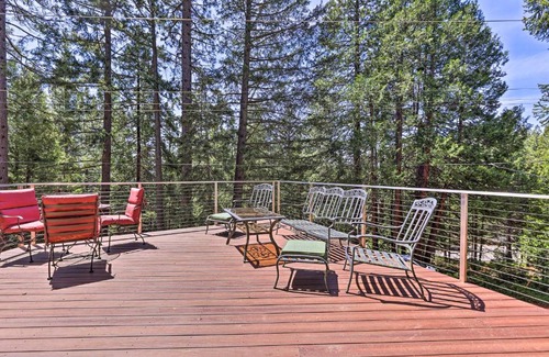 East Shore Casa | Rustic Retreat with Deck Steps From Lake Almanor!