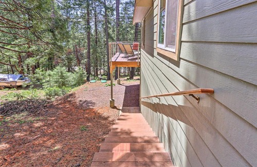East Shore Casa | Rustic Retreat with Deck Steps From Lake Almanor!
