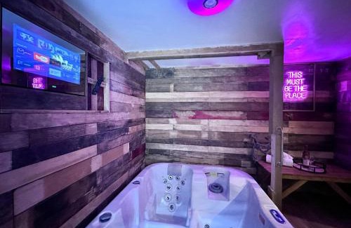 Pentre Apartamento | Rustic Rhondda Retreat W Hot Tub & Sauna - Ystrad