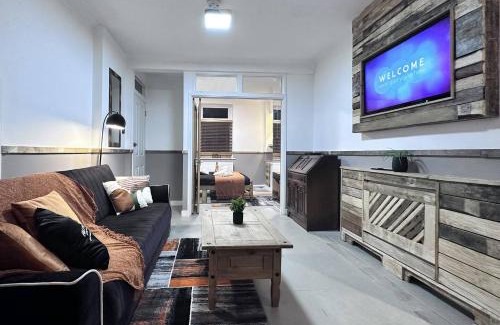 Pentre Apartamento | Rustic Rhondda Retreat W Hot Tub & Sauna - Ystrad