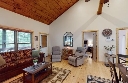 Young Harris Casa | Rustic Ridge Cabin