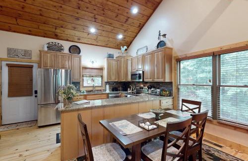 Young Harris Casa | Rustic Ridge Cabin