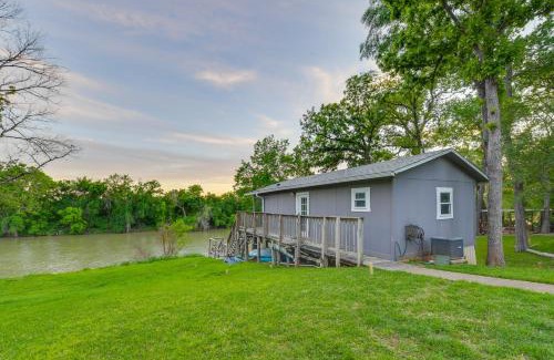 Waco Apartamento | Rustic River Cabin with Dock and Covered Deck!